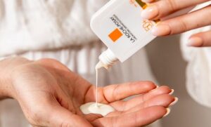 ضد آفتاب لاروش پوزای مدل Invisible Fluid با +SPF 50